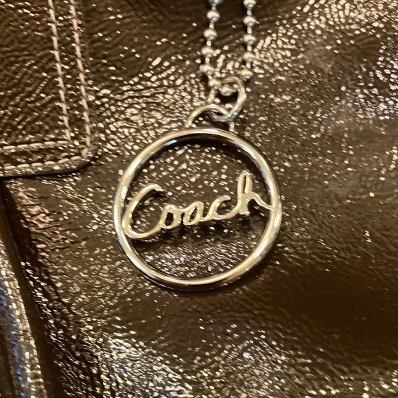 Coach Dark chocolate patent leather shoulder bag. Z25842 - Picture 5 of 13